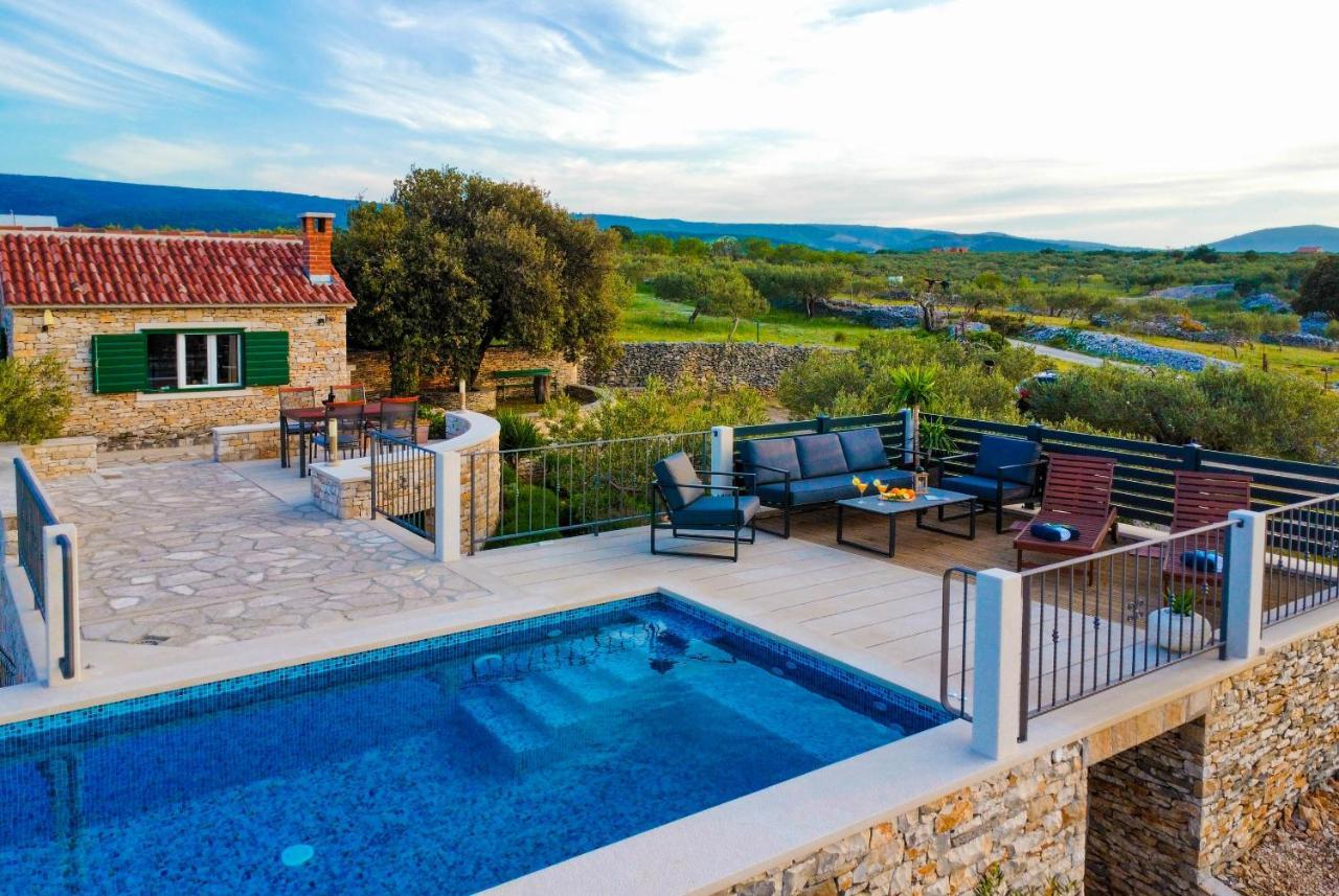 Heritage Holiday House Lori With Pool Postira Exterior photo