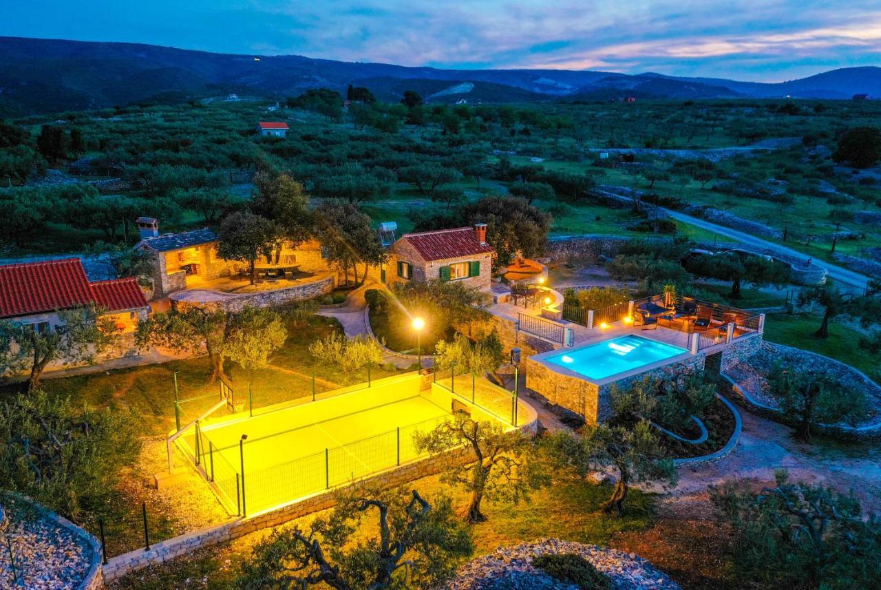 Heritage Holiday House Lori With Pool Postira Exterior photo