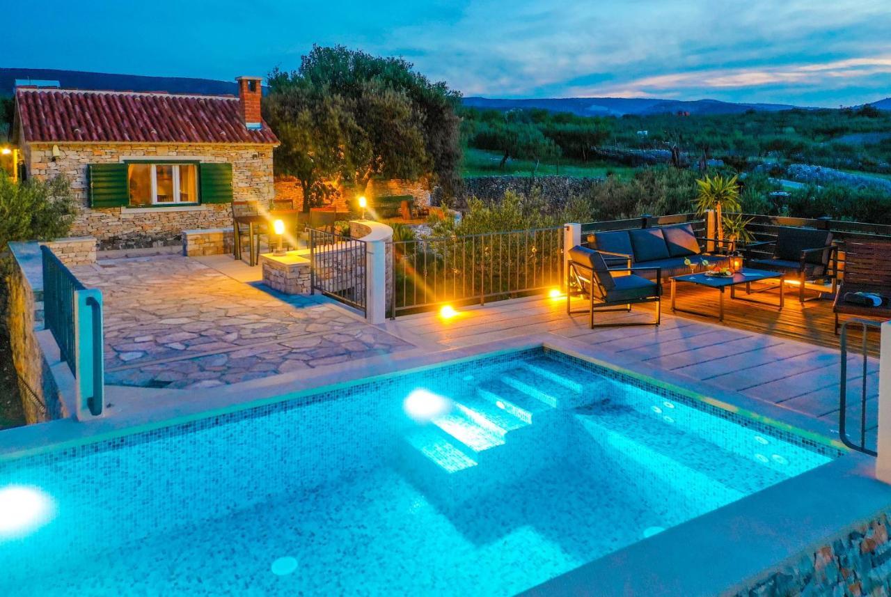 Heritage Holiday House Lori With Pool Postira Exterior photo
