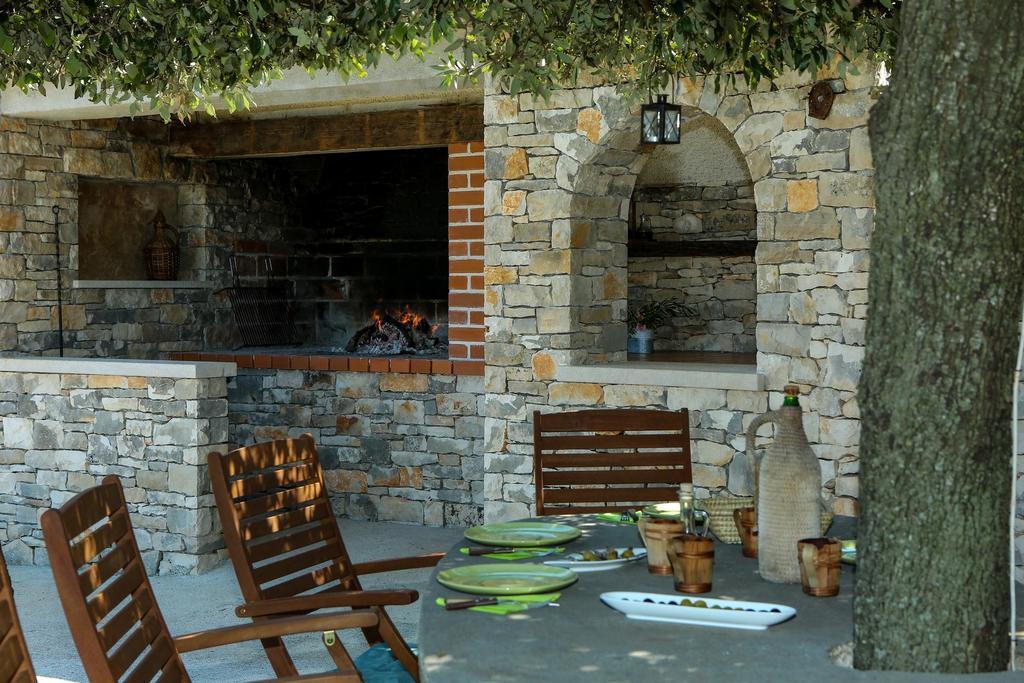 Heritage Holiday House Lori With Pool Postira Exterior photo